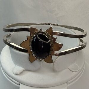 Silver Cuff Bracelet w/Black Stone Accent and Silvertone Starburst Backing VGUC